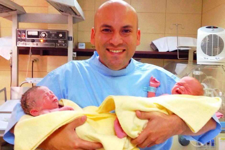 El Dj guatemalteco Francis Dávila presentó a sus gemelos en las redes sociales. (Foto: Facebook)