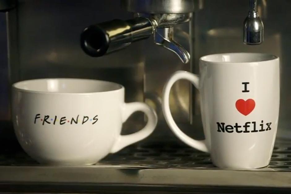 Netflix anunció el acuerdo con un video musical de la exitosa canción de la serie "I'll be there for you", interpretada por el dúo pop The Rembrandts, en la cafetería que solía frecuentar el grupo, Central Perk.