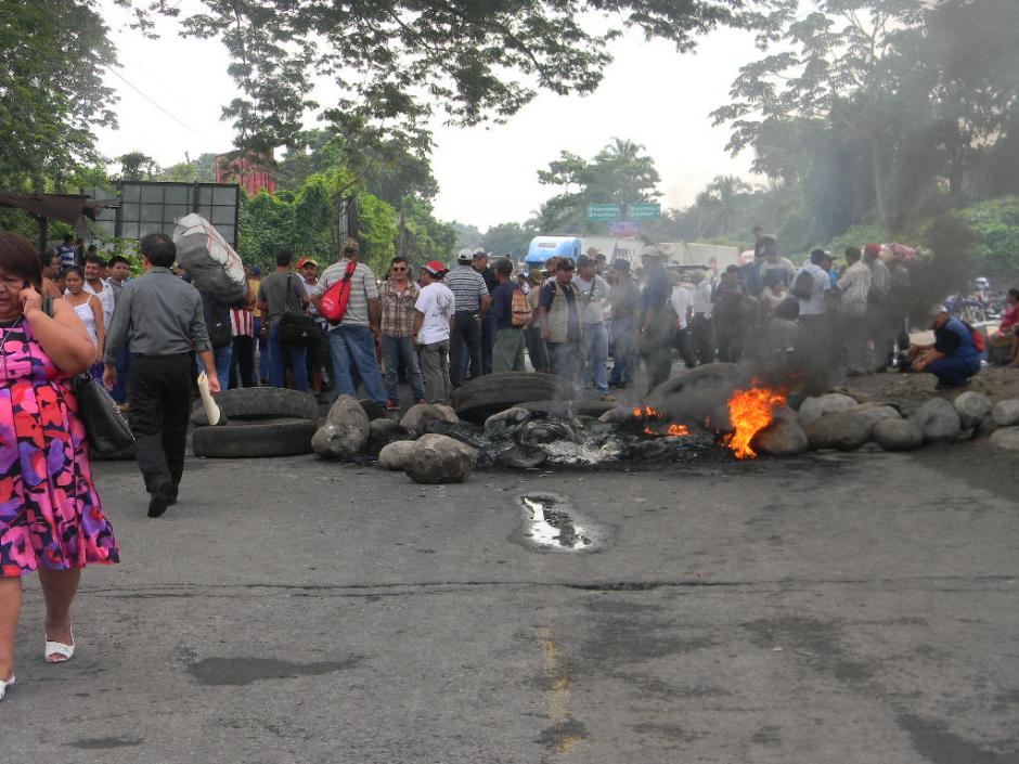 El puente Castillo Armas que cruza el río Samalá fue bloqueado al paso de vehículos por varias horas. (Foto: Gobernación Retalhuleu) 