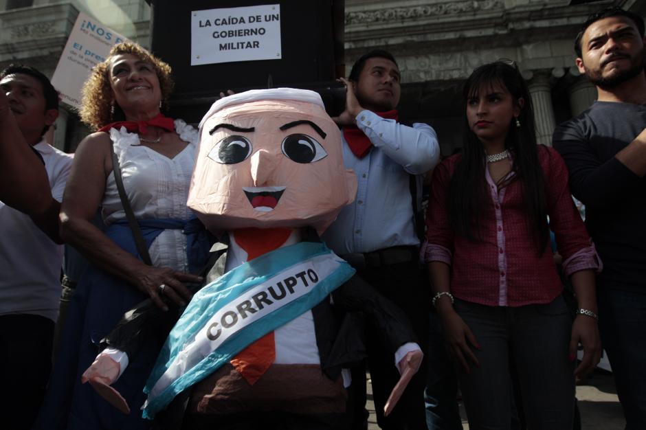 También se pudo observar una piñata del presidente Otto Pérez Molina a quien pidieron su renuncia. (Foto: Soy502)
