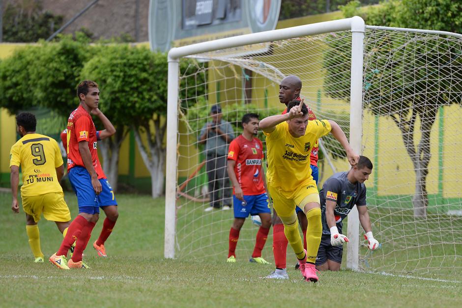 Orlando Moreira anotó el segundo de los del Pecho Amarillo ante Municipal. (Foto: Sergio Muñoz/Nuestro Diario)