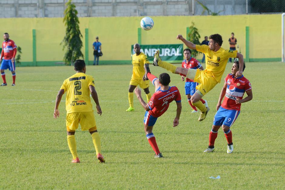 En la semifinal de ida los guastatoyanos sacaron ventaja de tres goles en el estadio David Cordón Hichos, ante Xelajú. (Foto: Archivo)