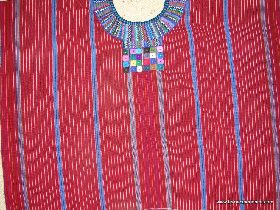 Este es un huipil de la región Tz´utujil, de San Juan La Laguna, con exactitud. La urdimbre del textil está hecha de hilo de color rojo, que simboliza la sangre y el fuego. (Foto: terraexperience.com)