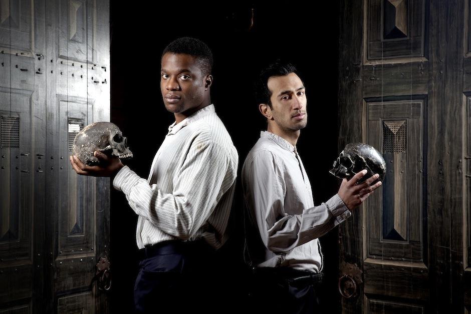 Ladi Emeruwa y Naeem Hayat interpretan Hamlet junto a la Globe Theatre of London, celebrando los 450 años del nacimiento de William Shakespeare con una gira mundial de dos años que se presenta este jueves en Guatemala. (Foto: cdfstlucia.org) 