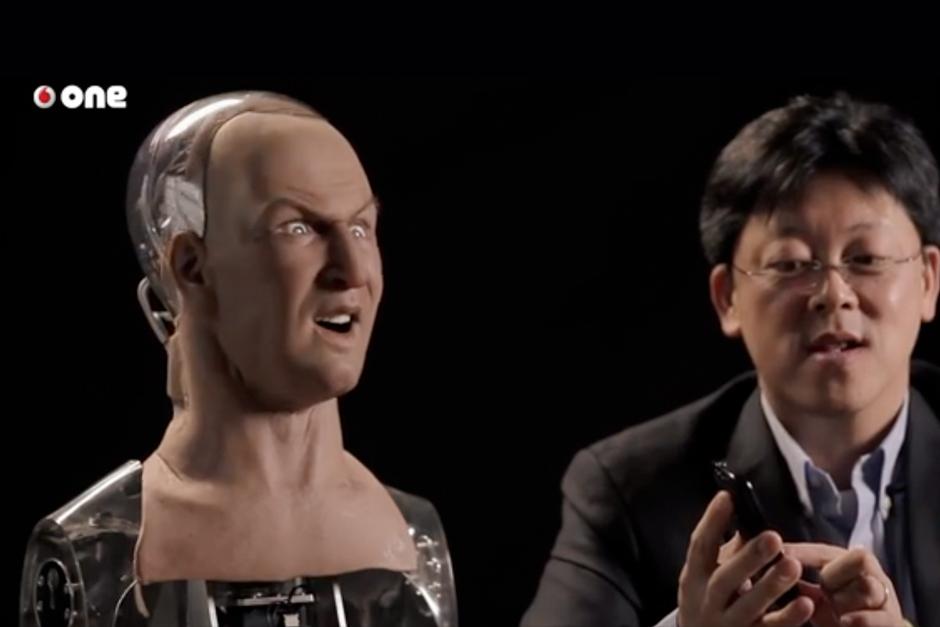 Debajo de éste se esconde una compleja arquitectura de cables y resortes, lo que permite que el robot pueda realizar 62 movimientos diferentes de cara y cuello.