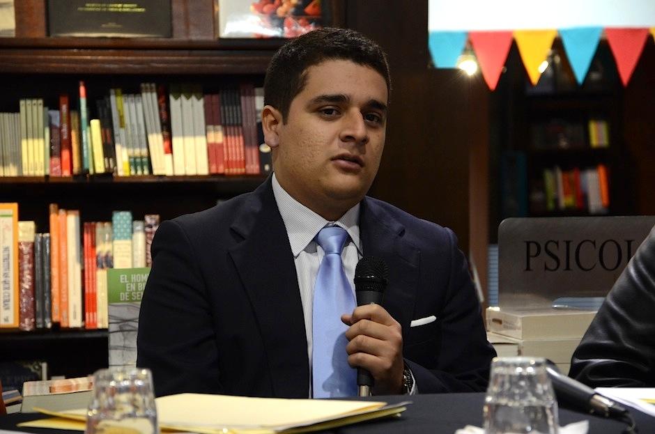 Espinoza recibe IV Premio Centroamericano de Cuento Mario Monteforte