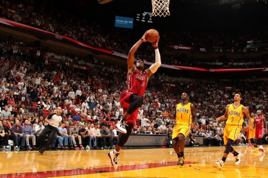 Dwayne Wade del Heat de Miami salta para anotar ante los Pacers de Indiana. (Foto: Issac Baldizon/AFP)