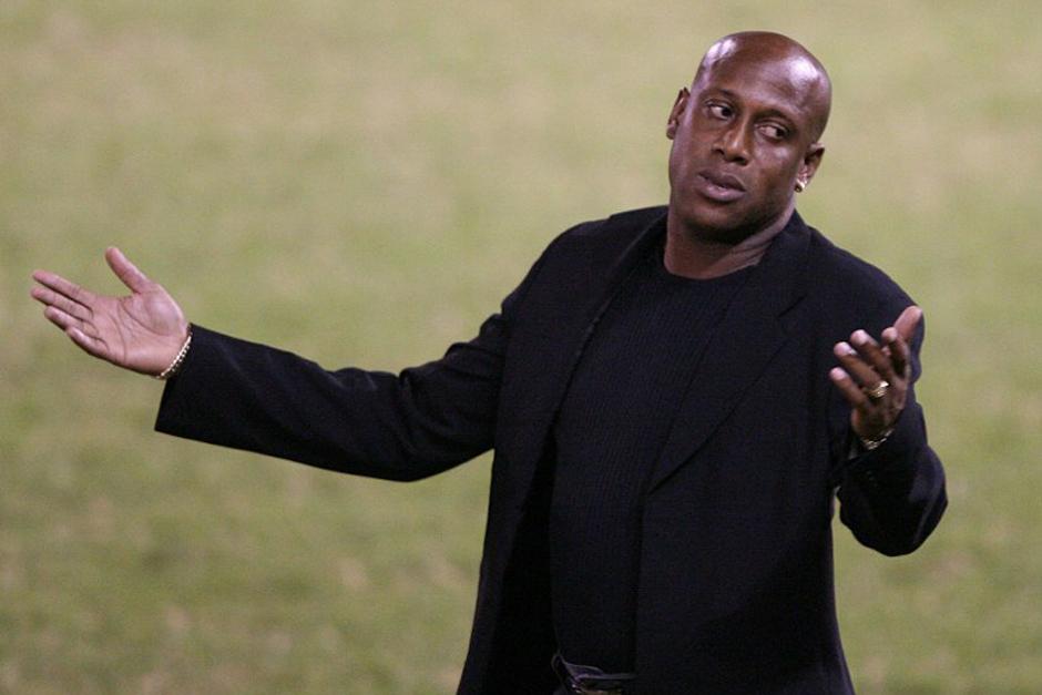 Hernán Medford no está contento con la organización de UNCAF, previo a enfrentar a Guatemala. (Foto: radioamericahn.net)