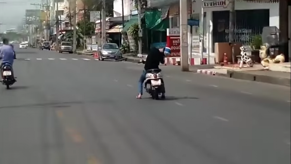 El insólito video fue grabado en una de las calles de Tailandia. (Imagen: Captura de YouTube)