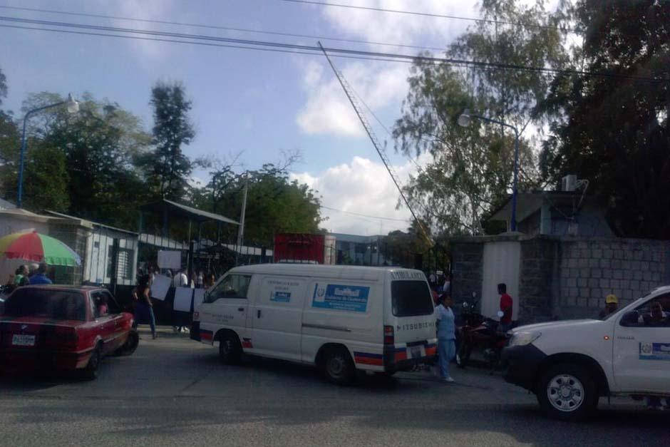 La sala de emergencia del hospital Regional de Zacapa se encuentra paralizada debido al bloqueo de salubristas que exigen el pago de sus salarios. (Foto: Bomberos Municipales Departamentales)