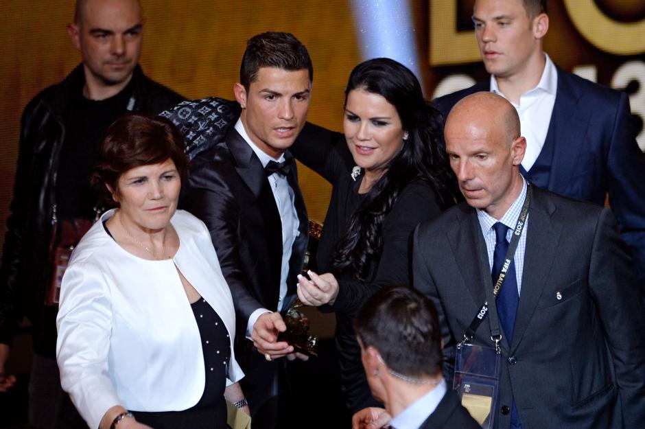 La familia del portugués lo acompañó en la premiación del Balón de Oro, segundo en su cuenta personal. (Foto: Sportal AU)