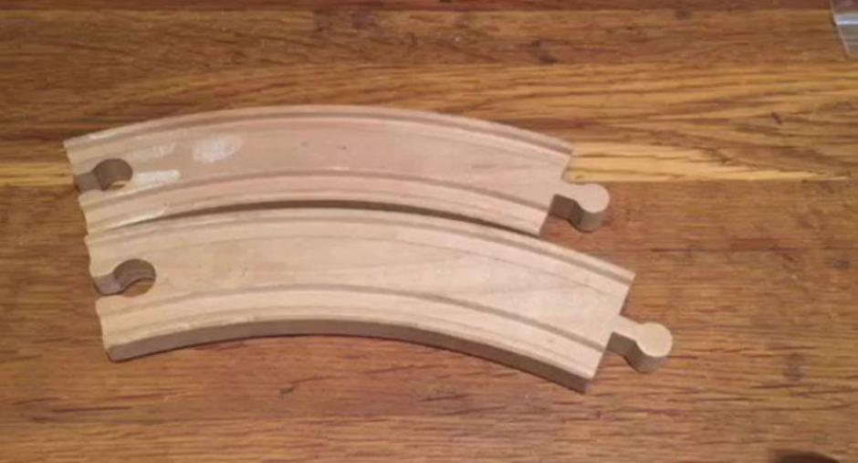 Dos rieles de juguete causan revuelo en las redes sociales. (Foto: @MarcSettle/Twitter)