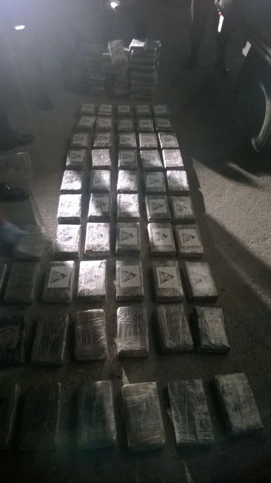 Vista del cargamento de cocaína decomisado en la ruta al Atlántico, en jurisdicción de Sanarate, El Progreso. El piloto del camión donde se transportaba la droga, hacía pasar la mercancía como café importado de Colombia. (Foto: PNC) 