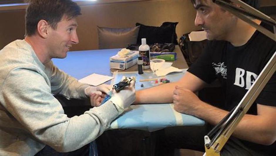 El argentino, Lionel Messi, debutó como tatuador. (Foto: C5N)