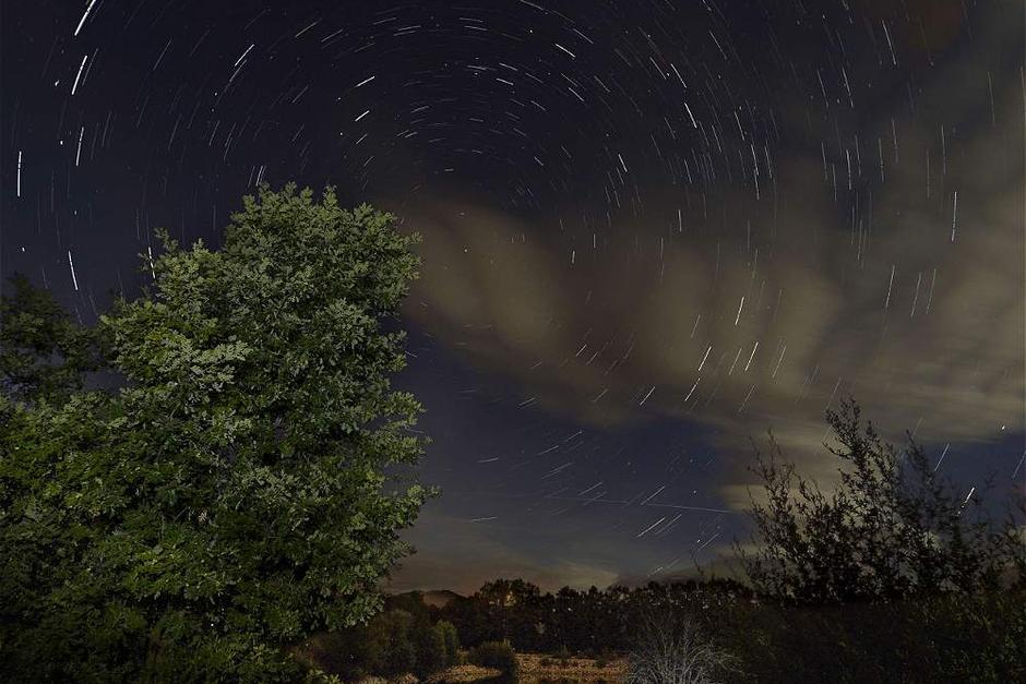 Lluvia de meteoros del pasado 12 de agosto en las montañas de la Sierra Norte de Madrid, cerca del municipio Valle del Lozoya. (Foto: AFP)