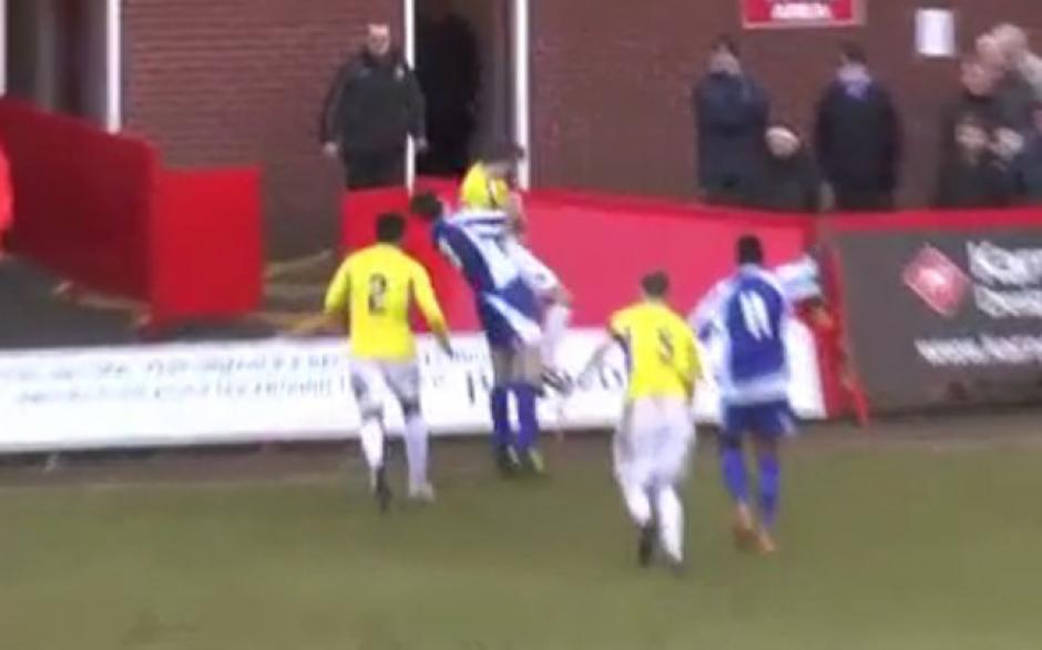 La agresión que se efectuó en el terreno de juego entre dos jugadores correspondiente al partido entre el Worcester City y el Stockport County de la sexta división inglesa. (Foto: Sport.es)