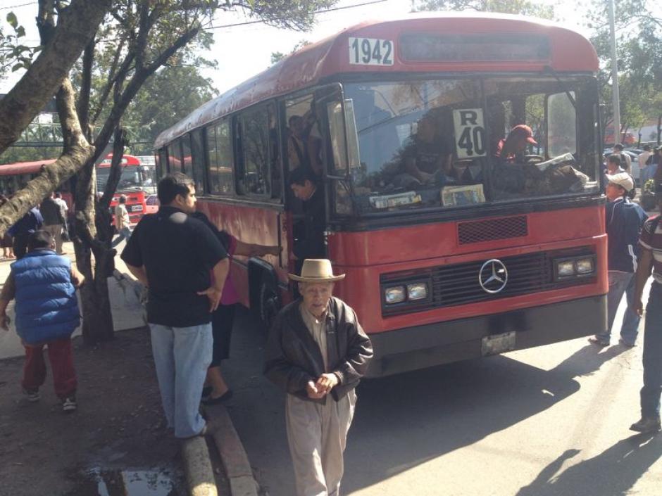 Los usuarios del transporte colectivo de buses rojos han sido afectados por el paro de labors de los pilotos. (Foto:Cortesía) 