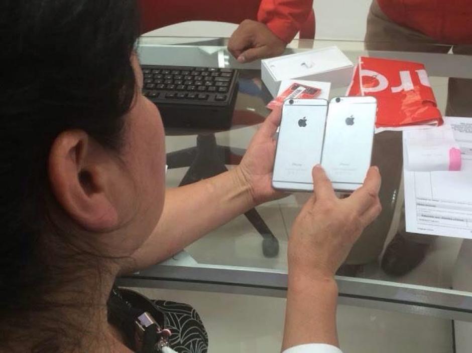 Los aparatos empiezan a ser adquiridos por las personas que hicieron renovación de contrato en Claro Guatemala. (Foto: Claro Guatemala)