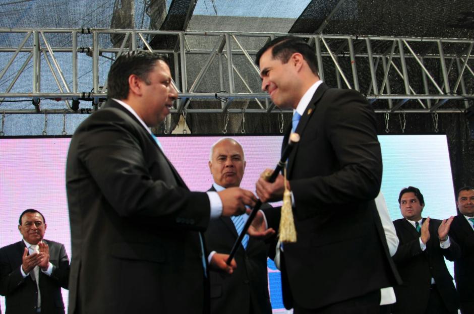 Neto Bran recibió la vara edilicia del secretario general de la Municipalidad de Mixco, ante la ausencia del alcalde anterior. (Foto Alejandro Balán/Soy502)