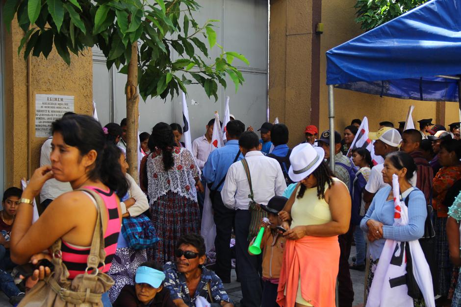 Los manifestantes bloquean los tres ingresos al Palacio Legislativo. (Foto Alexis Batres/Soy502)