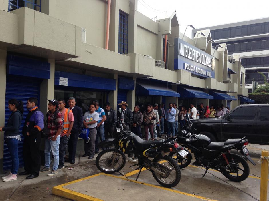 Algunas personas viajan de otras zonas, municipios o departamentos a la sede central de la zona 9 para efectuar el trámite de su documentación. (Foto: Fredy Hernández/Soy502)