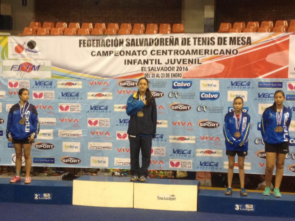 La atleta juvenil guatemalteca, Lucía Cordero, destacó en el torneo regional donde ganó una medalla de oro y dos de plata. (Foto: Cortesía)