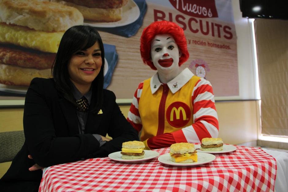 Ronald McDonald estuvo presente en el lanzamiento de los nuevos desayunos que tienen una novedad: los tradicionales Biscuits tienen una textura crocante. (Foto: Antonio Ordoñez/Soy502)