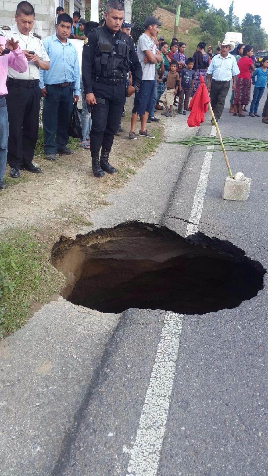 El hundimiento ocurrió a la orilla de la carretera en el kilómetro 264 de la ruta Interamericana, aldea Chicol, Huehuetenango. (Foto: PNC) 