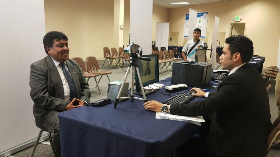 Félix Humberto Fuentes, de Zacapa, fue el primero en tramitar el DPI en Richmond este viernes. (Foto: Minex)