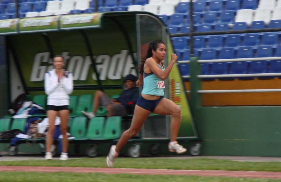 La saltadora guatemalteca Ana Lucía Camargo tuvo una buena actuación el Campeonato Centroameriano 2014. (Foto: COG)