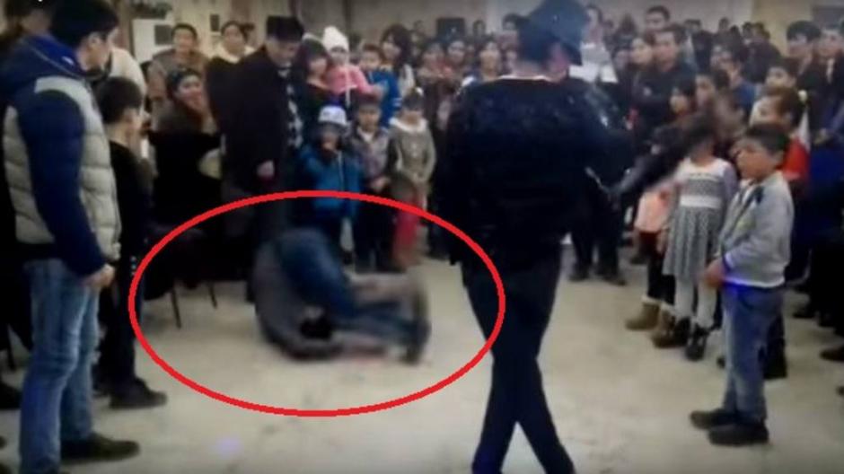 Tras la caída, el joven quedó inconsciente en el suelo. (Foto: El Diario de Hoy)