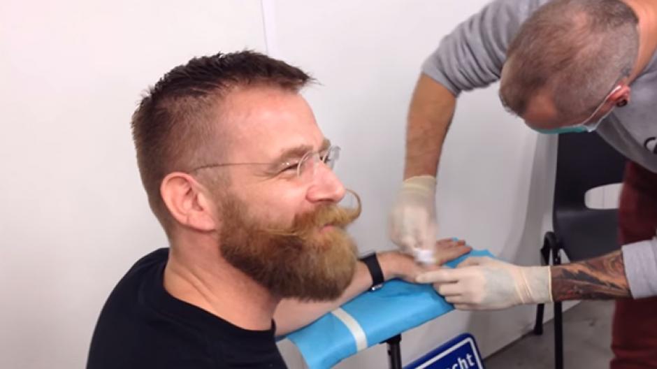 Martijn Wismeijer, tomo la decidión de implantarse dos chips en sus manos para almacenar la moneda virtual. 