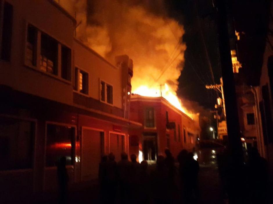 Un incendio consumió varios comercios en el Centro Histórico de Quetzaltenango. (Foto: Bomberos Departamentales)