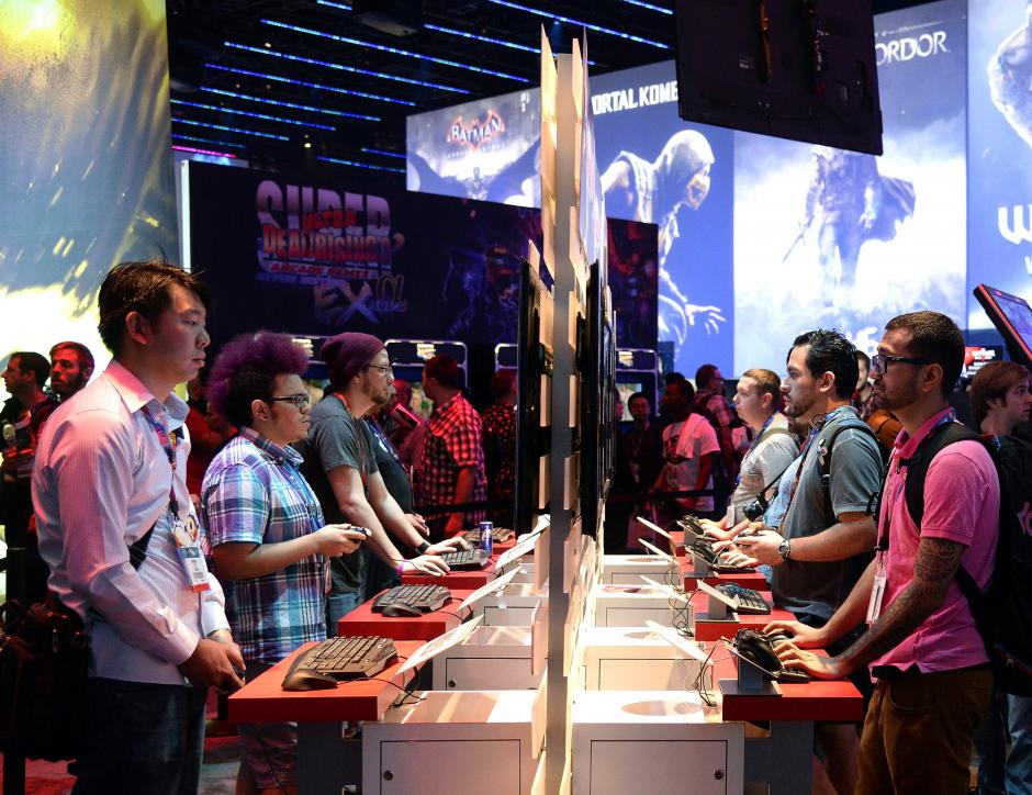 Visitantes de la Exposición de Entretenimiento Electronico - E3 fueron registrados este miércoles, en Los Ángeles, California, EE.UU. (Foto: EFE)