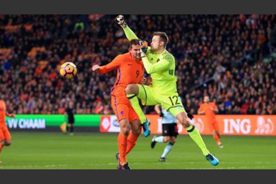 Así fue el encuentro entre el portero Simon Mignolet con el delantero Vincent Janssen. (Foto: Infobae)