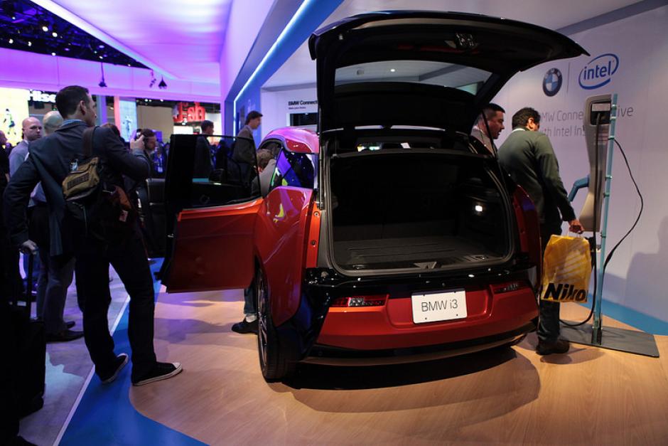 Los proyectos de investigación en Experiencia Vehicular Personal y Proteja Mi Automóvil Conectado, ofrecen a los fabricantes información sobre la experiencia del usuario y la seguridad en los vehículos. 