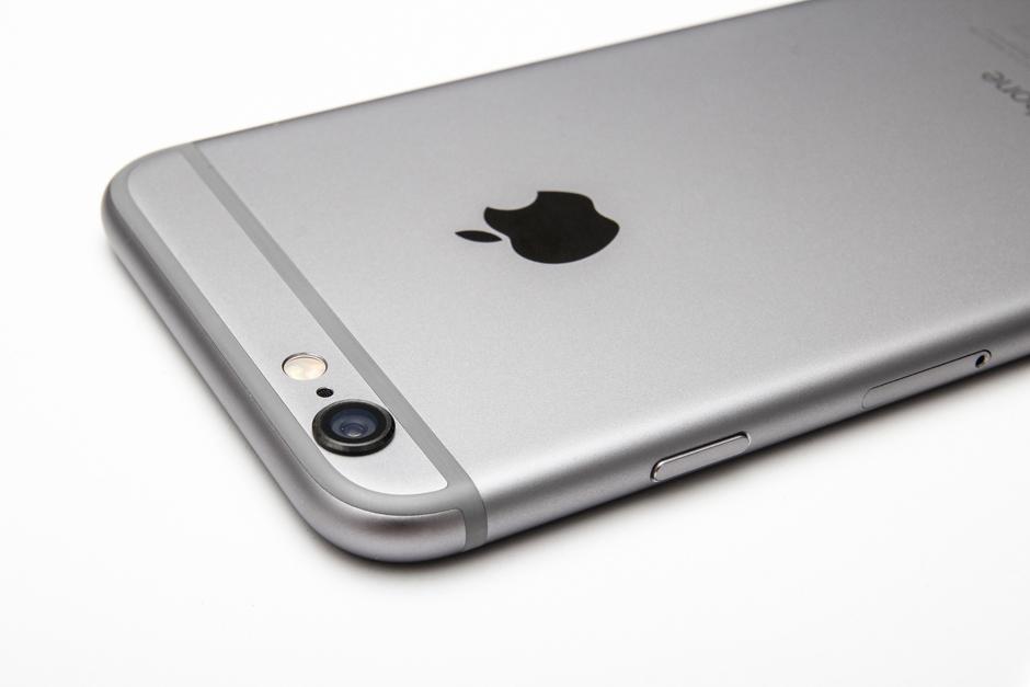 Apple trabaja en desarrollar un nuevo dispositivo que sea resistente al agua. Se especula que se incluirá en la nueva versión del iPhone. (Foto: Archivo)