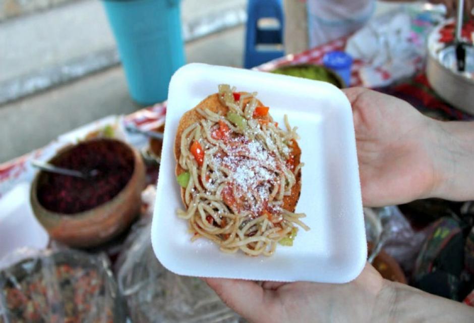Tostada con Chow Mein en el mercado de San Benito, Guatemala. (Foto: Bill Esparza/Los Angeles Magazine) 