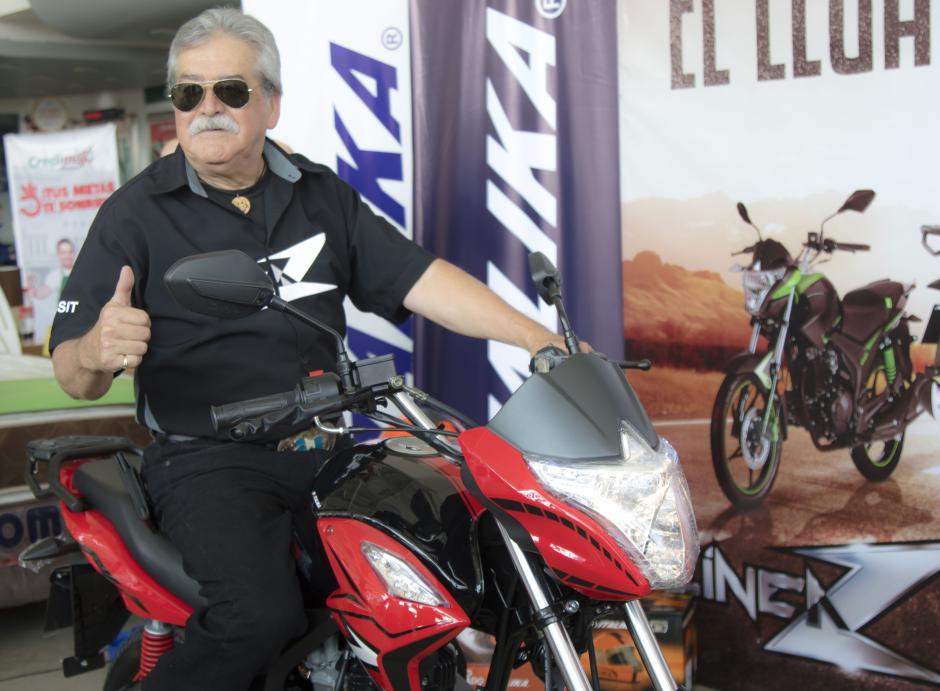 Eddy Villadeleón, hijo del fundador de "La Caravada del Zorro", actual dirigente de dicha peregrinación, es quien avala la línea "Z" de Italika. (Foto: Magui Medina/Soy502)