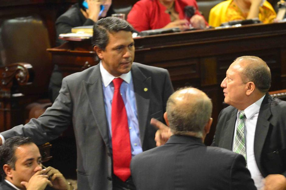 El diputado del Partido Patriota lució este martes una corbata roja, en la misma tonalidad de las que usan los congresistas de Lider. (Foto: Jesús Alfonso/Soy502)