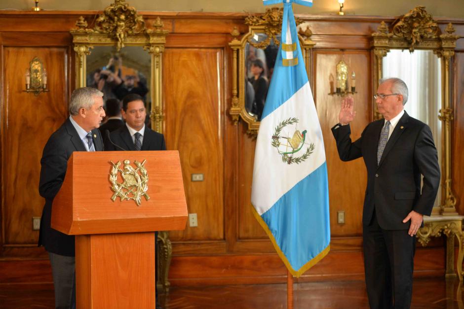 El presidente Otto Pérez juramentó este martes al nuevo Ministro de Energía y Minas, así como la viceministra del Quinto Ministerio de Gobernación. (Foto: Jesús Alfonso/Soy502)