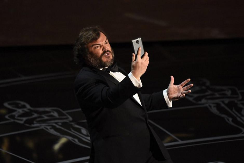 El actor y músico estadounidense Jack Black subió al escenario interrumpiendo la apertura y se tomó una "selfie", de nuevo, con un Samsung Galaxy. (Foto: AFP)