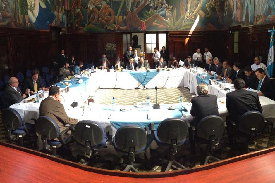 Los jefes de Bloque del Congreso de la República se reunieron en el Salón del Pueblo antes de sesionar. En ese momento los diputados destacaron que no les gustaba la resolución de la CC, pero había que acatarla (Foto: Congreso)