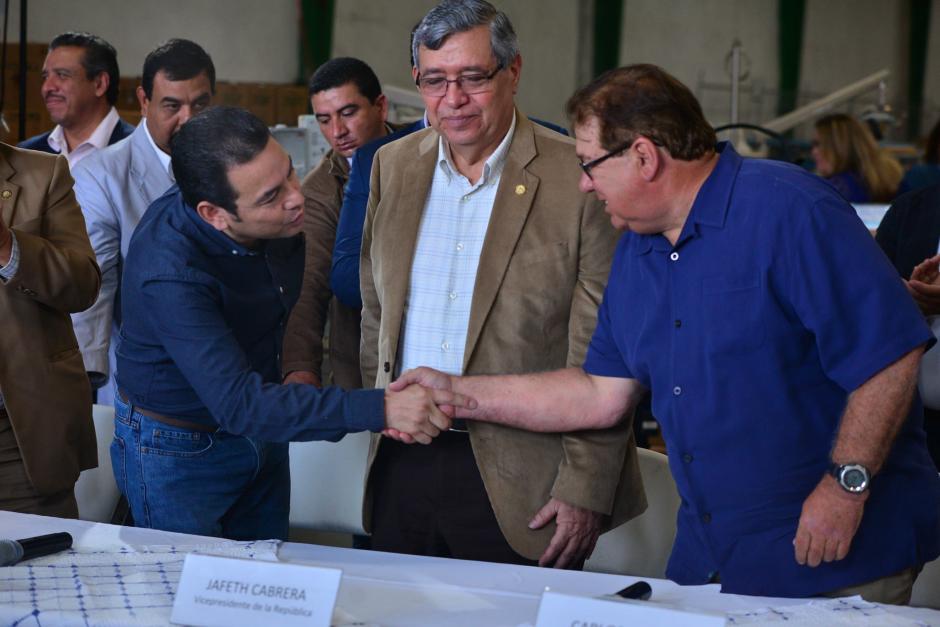 Jimmy agradece la donación de medicinas al pastor Carlos Vargas. (Fotos: Wilder López/Soy502).