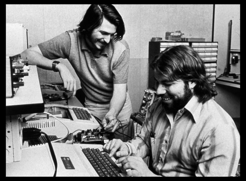 Steve Jobs y Steve Wozniak empezaron en un garage en 1976 el sueño de crear Apple. Ellos lograron reunir y conjugar los cuatro tipos de recursos necesarios: humano, tecnológico, financiero y mercadológico. (Archivo Apple)