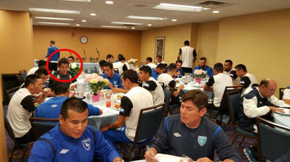 El hijo del presidente Jimmy Morales almorzó con los jugadores de la Selección. (Foto: Edson Aldana, enviado de la ACD)