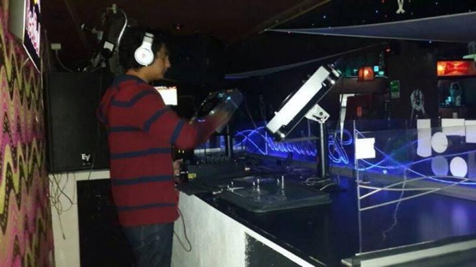 José Carlos Castillo tiene 20 años y desde hace más de un año experimenta como DJ.
