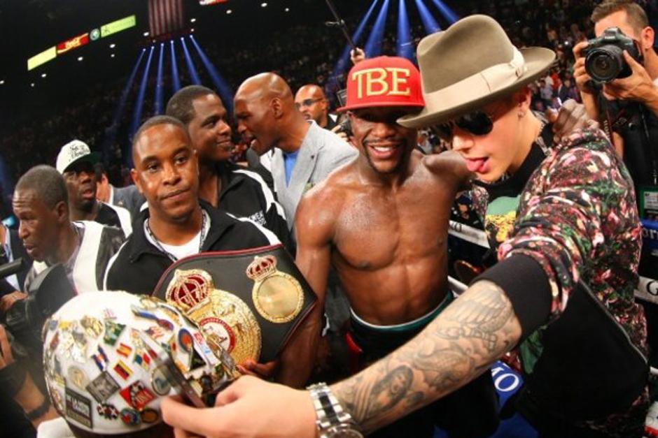 El cantante candiense, quien se ha convertido en un íntimo amigo del 'Money', le faltó el respeto al boxeador filipino con una canción.