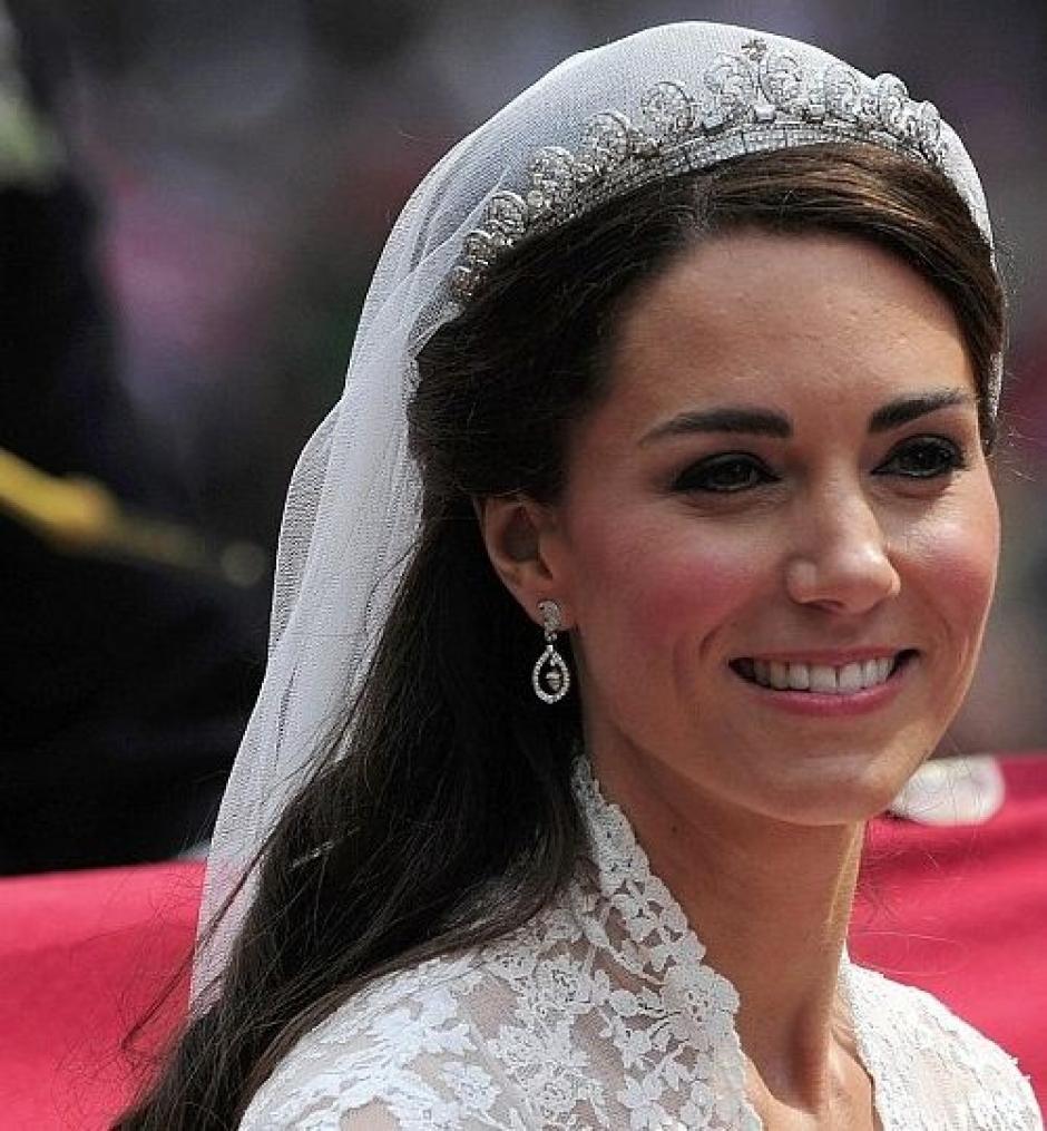 Necesitas que el maquillaje permanezca en su sitio todos los días, pero en especial cuando las circunstancias ameritan. La duquesa de Cambridge debe haber derramado un par de lágrimas el día de su boda, pero lució como siempre ¡impecable! (Kate Middelton Wedding Press/Pinterest).