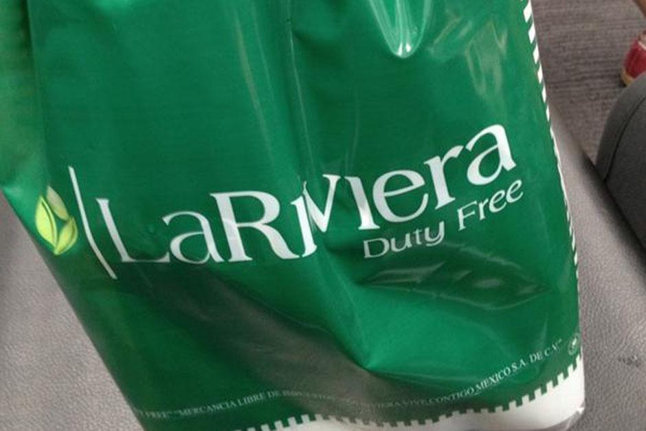 En el Aeropuerto esta tienda aún funciona y desde 2008 ha evadido la Ley para vender bajo una simulación como una tienda libre de impuestos. Este viernes, fue capturado el ex jefe de la SAT que autorizó dichas tiendas. (Foto: Archivo)